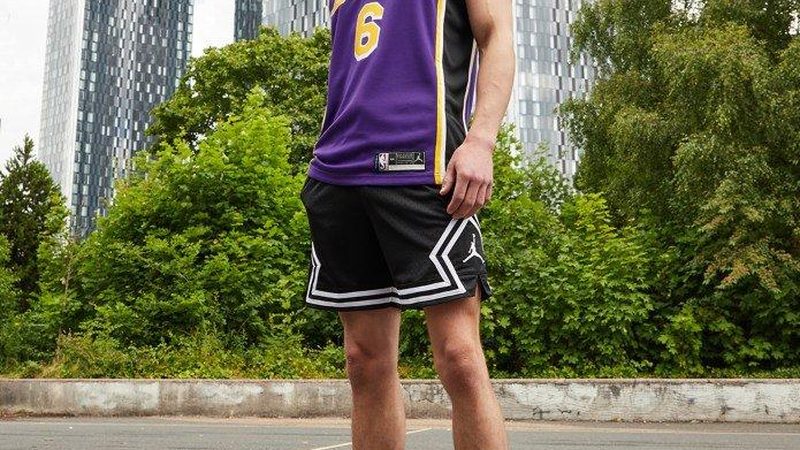 断桥铝门窗玻璃厚度通常分为单层、双层和三层。以下是常见的玻璃厚度规格：